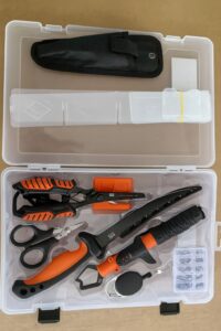 5 Caja de señuelos con divisiones y accesorios de pesca (FK-901B )